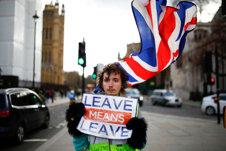Manifestante pró-Brexit em frente ao Parlamento, em Londres
07/02/2019
REUTERS/Henry Nicholls