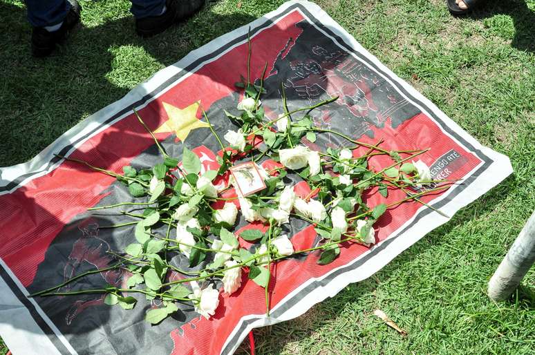 Torcedores prestam homenagem às vítimas do incêndio que atingiu alojamento no CT do Flamengo