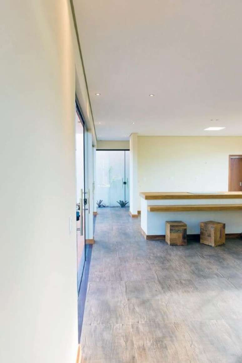 45. Casa com piso vinílico imitando textura de madeira em vários ambientes. Projeto de Mateus Castilho