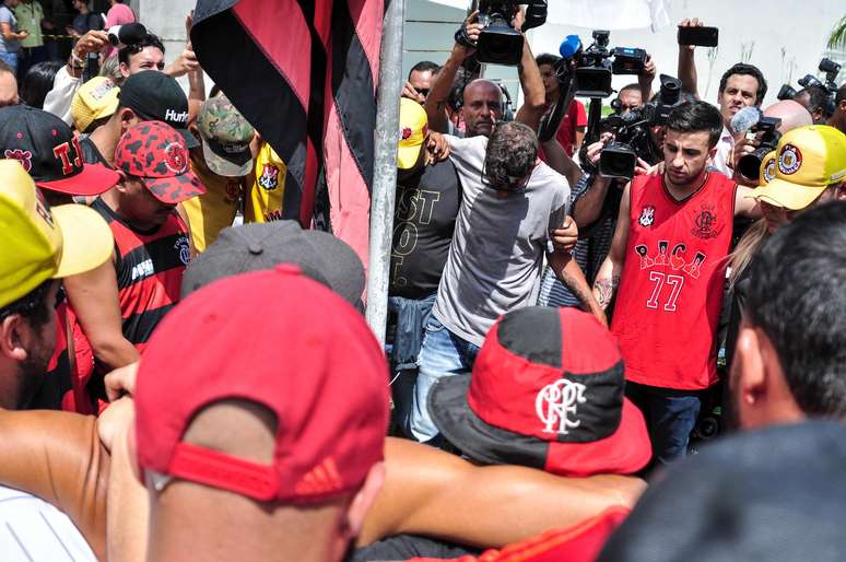 Torcedores prestam homenagem às vítimas do incêndio atingiu alojamento no CT do Flamengo