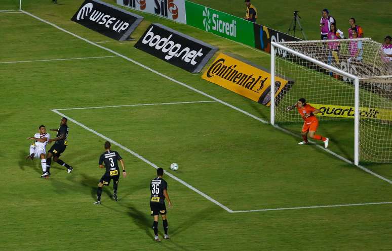 O jogador Edson Cariús do Ferroviário comemora o 2 gol na partida entre Ferroviário CE e Corinthians SP, válida pela Copa do Brasil 2019, no Estádio do Café em Londrina (PR), nesta quinta-feira (07)