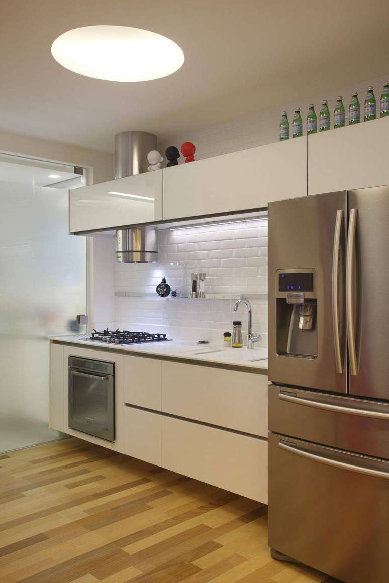 12. Piso vinílico pode ser utilizado na cozinha. Projeto por Intown Arquitetura