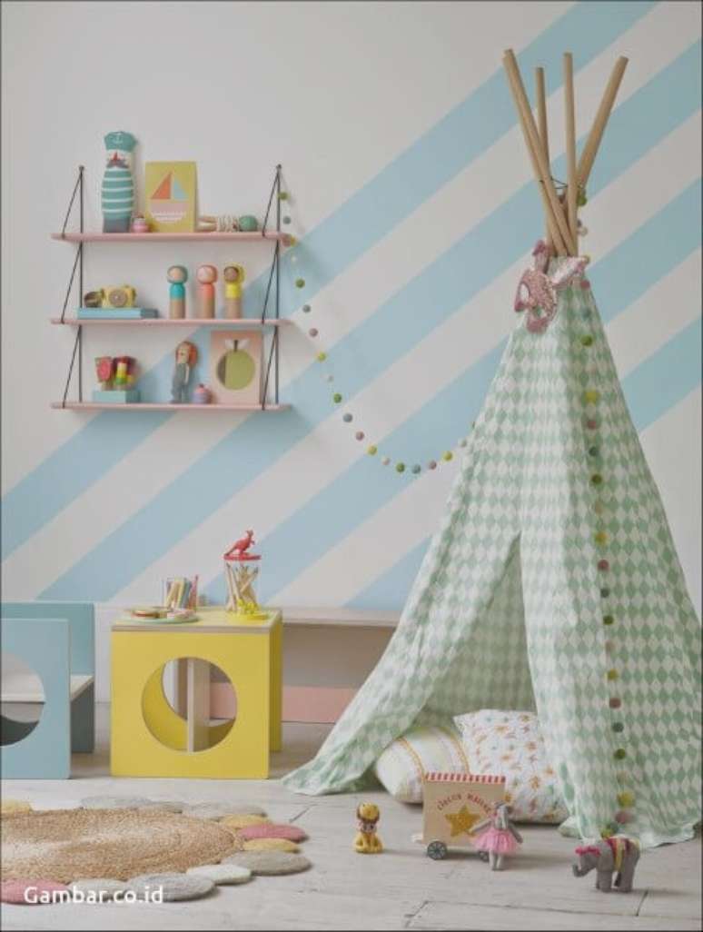 32. Quarto infantil com piso vinílico claro e decoração em cores pastel. Foto de Gambar