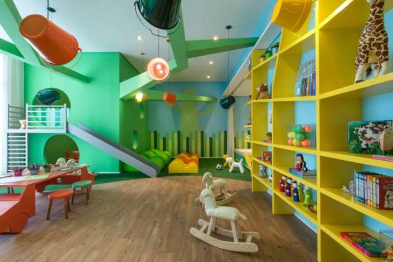 57. Sala de brinquedos ampla e colorida com piso vinílico. Foto de Marcelo Gutierres