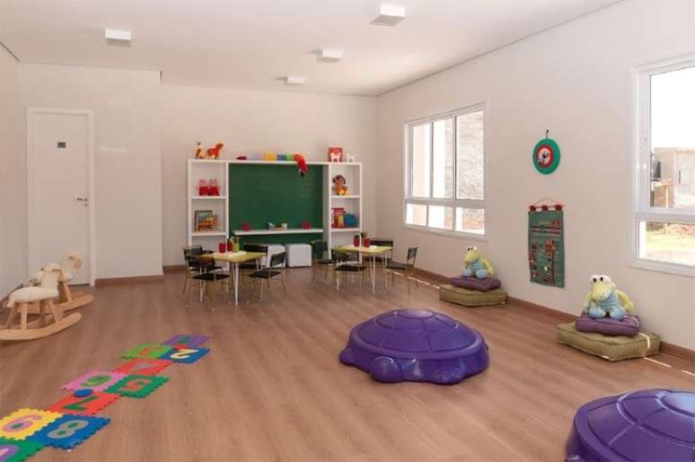 64. Sala de brinquedos ampla com piso vinílico. Foto de Tecnisa