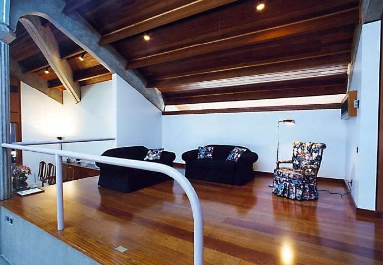 36. Sala de estar em mezanino com piso vinílico imitando madeira. Projeto de Douglas Piccolo