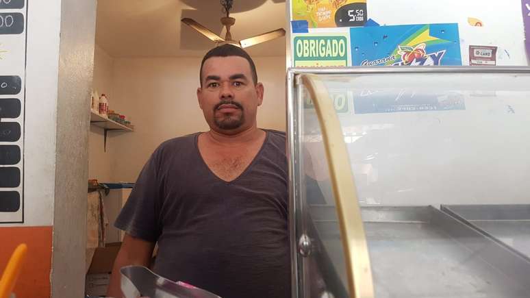 Cícero Valter, trabalha numa mercearia vizinha ao Ninho do Urubu.