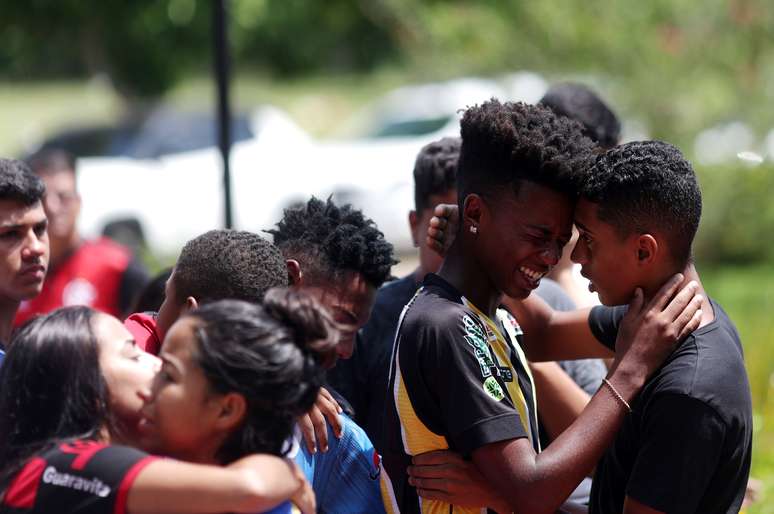 Amigos no funeral do jogador de futebol Vinícius de Barros Silva Freitas, em Volta Redonda