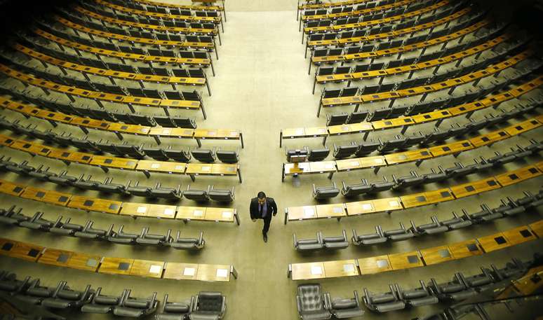 Vista do plenário da Câmara dos Deputados, em Brasília, vazio na primeira sexta-feira da nova legislatura. Apenas o deputado capitão Alberto (PRB-AM) compareceu ao plenário, mas por falta de quórum, a sessão não foi aberta.