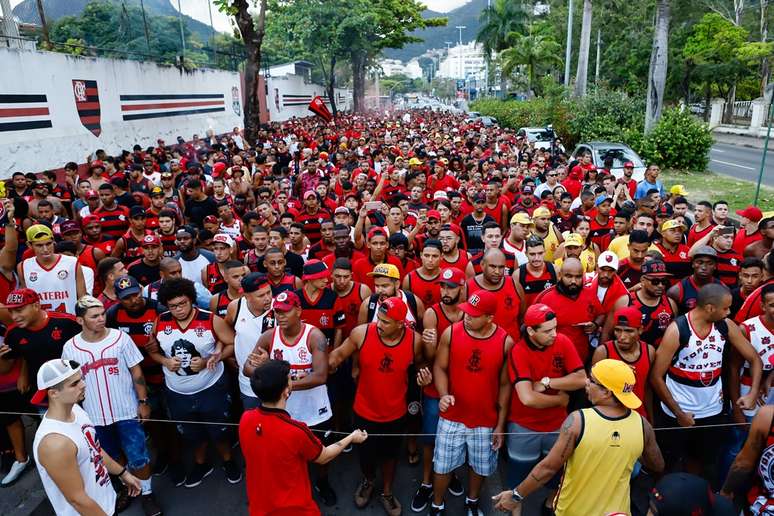 Torcedores do Flamengo homenageiam vítimas de incêndio