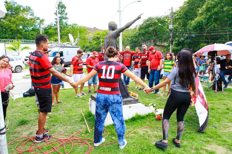 Torcedores compareceram ao CT para prestar homenagens as vítimas. 