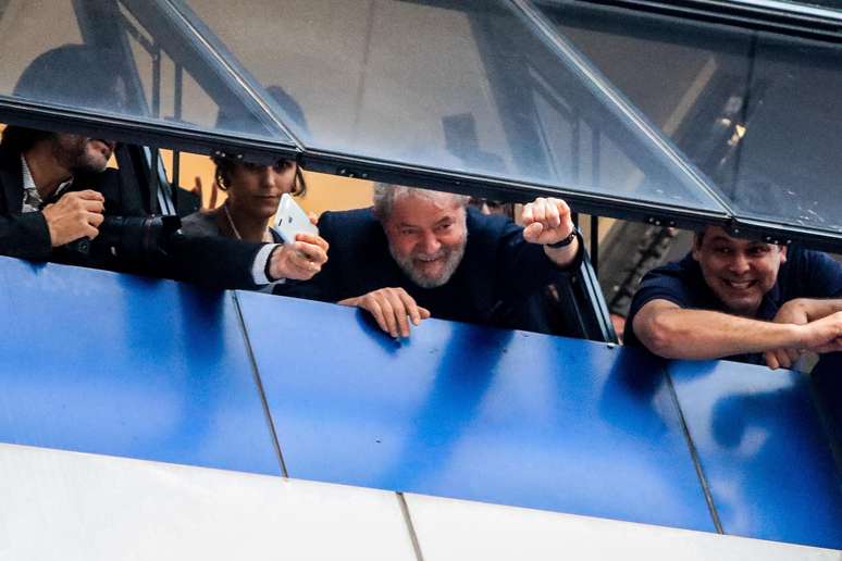 O ex-presidente Luiz Inácio Lula da Silva aparece na janela do Sindicato dos Metalúrgicos de São bernardo do Campo, no ABC paulista para saudar apoiadores que dormiram em frente ao prédio em manifestação contra sua prisão.
