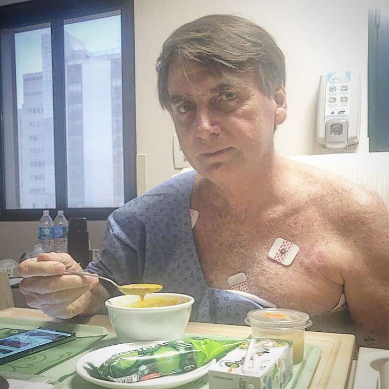 Bolsonaro se alimenta no Hospital Albert Einstein