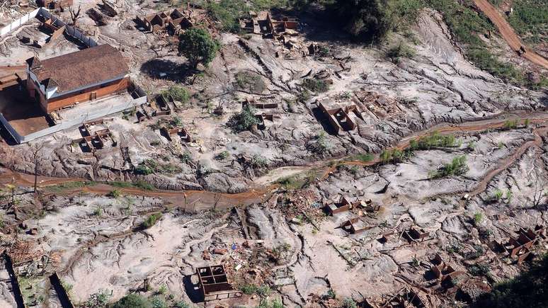 Lama da barragem de Fundão percorreu mais de 600 km - Gesteira (acima), distrito rural de Barra Longa, foi soterrado pela avalanche