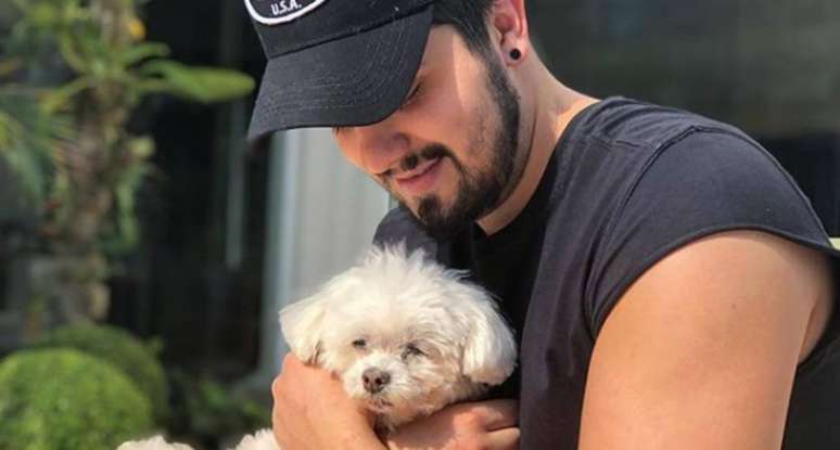 Luan Santana com o Puff, seu cachorro.