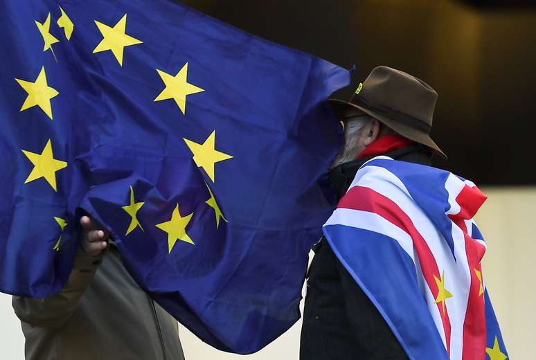 Bandeira da União Europeia do lado de fora do Parlamento em Londres
17/01/2019 REUTERS/Clodagh Kilcoyne