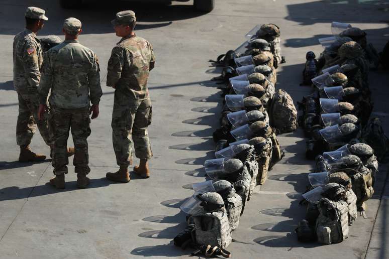 Soldados do Exército dos Estados Unidos aguardam deslocamento durante exercício em posto na fronteira com o México em San Diego
10/01/2019
REUTERS/Mike Blake 