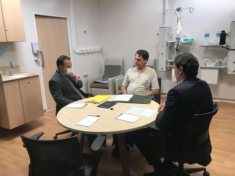Bolsonaro reunido no hospital com ministro Tarcísio Gomes de Freitas e subchefe de Assuntos Jurídicos da Casa Civil, Jorge Oliveira 8/2/2019 Divulgação/REUTERS