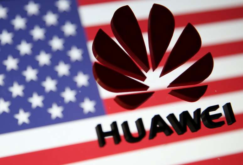 Imagem da Huawei em 3D à frente da bandeira dos Estados Unidos. 29/1/2019. REUTERS/Dado Ruvic/Illustration