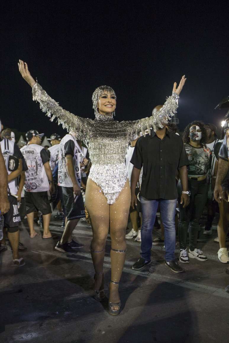 Sabrina Sato, rainha de bateria da escola de samba Gaviões da Fiel durante ensaio técnico para o Carnaval 2019, no Sambódromo do Anhembi em São Paulo (SP), neste sábado (09).
