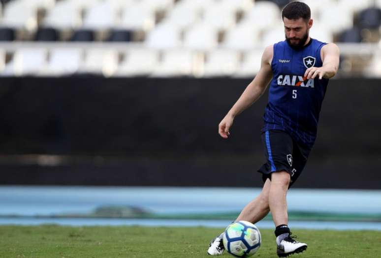 João Paulo voltou a treinar sem limitações no último sábado (Foto: Vítor Silva/SSPress/Botafogo)