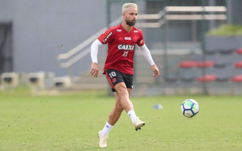 Diego foi um dos jogadores que foi visitar os sobreviventes da tragédia (Foto: Gilvan de Souza / Flamengo)