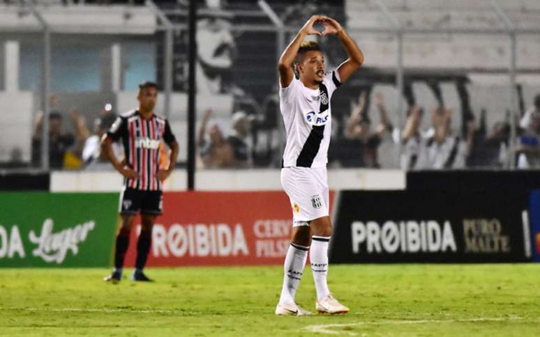 Hugo Cabral foi o autor do gol da vitória da Ponte Preta sobre o São Paulo (Foto: EDUARDO CARMIM PHOTO PREMIUM)