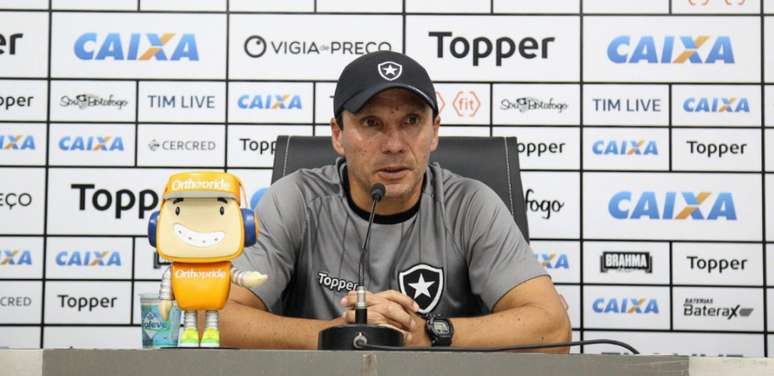 Zé Ricardo concedeu entrevista coletiva antes do treino desta segunda-feira (Foto: Vítor Silva/SS Press/BFR)