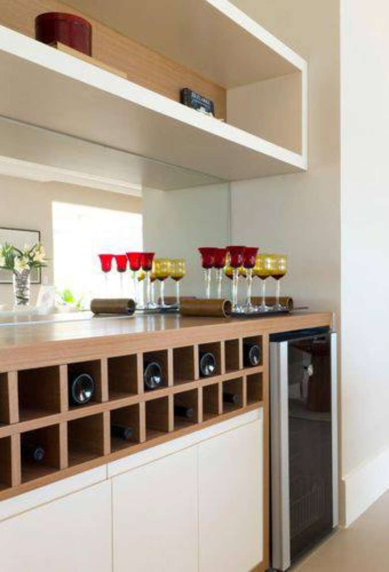 15. Espa&ccedil;o na marcenaria para alguns vinhos e outros ficam na adega climatizada