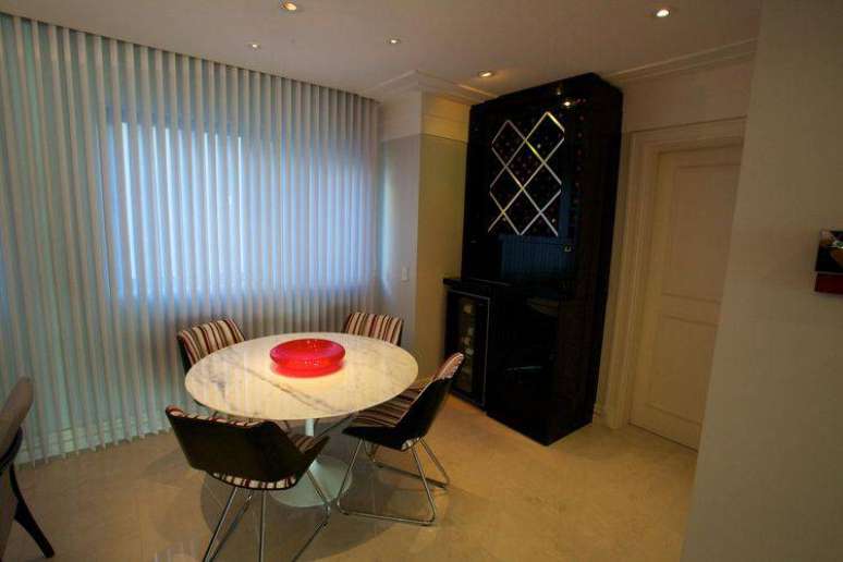 14. Sala de jantar com uma adega no canto onde n&atilde;o pega sol