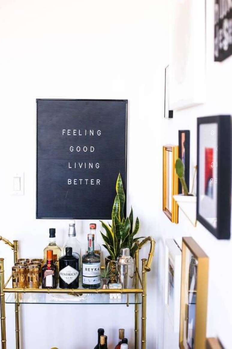 3. D&aacute; tamb&eacute;m para arrematar a decora&ccedil;&atilde;o do bar m&oacute;vel com um vaso pequeno de espada de S&atilde;o Jorge