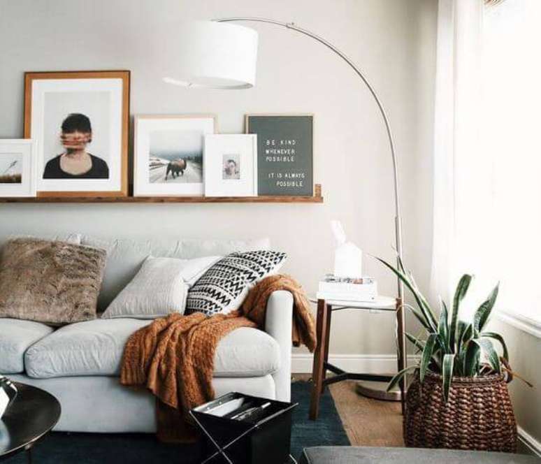 13. O vaso arremata a decora&ccedil;&atilde;o da sala de estar