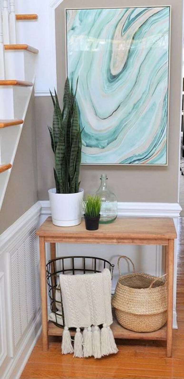 25. Um m&oacute;vel no hall de entrada com espada de S&atilde;o Jorge d&aacute; um clima acolhedor logo ao chegar em casa