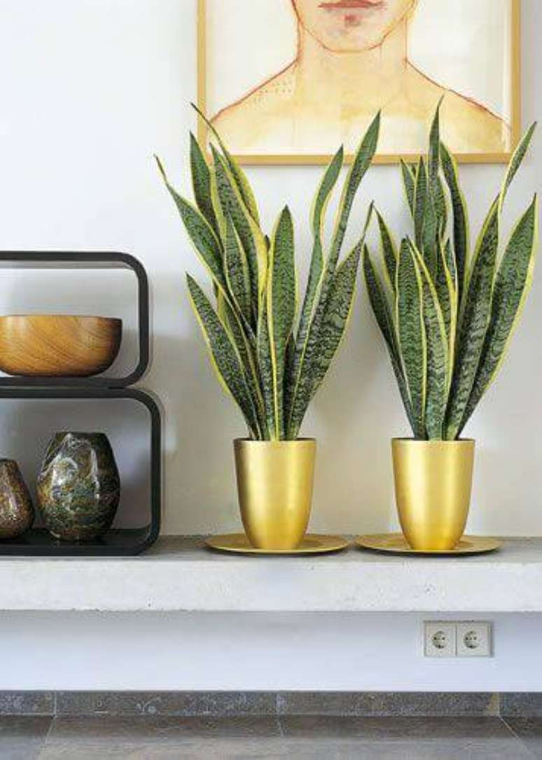 30. Os vasos met&aacute;licos harmonizam com os tons da espada de S&atilde;o Jorge, criando um efeito interessante