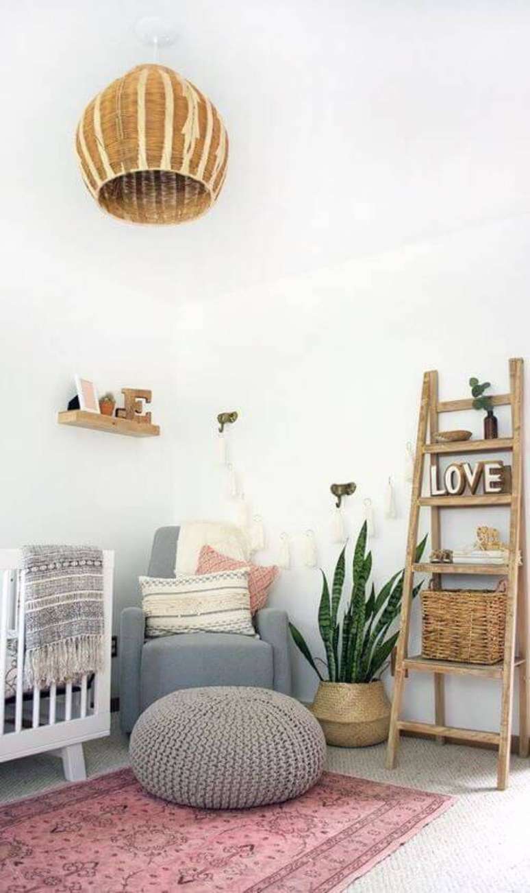 31. A espada de S&atilde;o Jorge no quarto de beb&ecirc; tamb&eacute;m fica bem legal