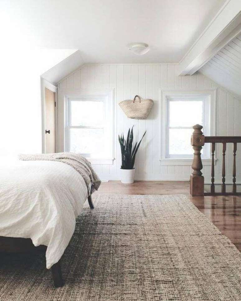 33. Espada de S&atilde;o Jorge no quarto clean, um toque de cor bem-vindo