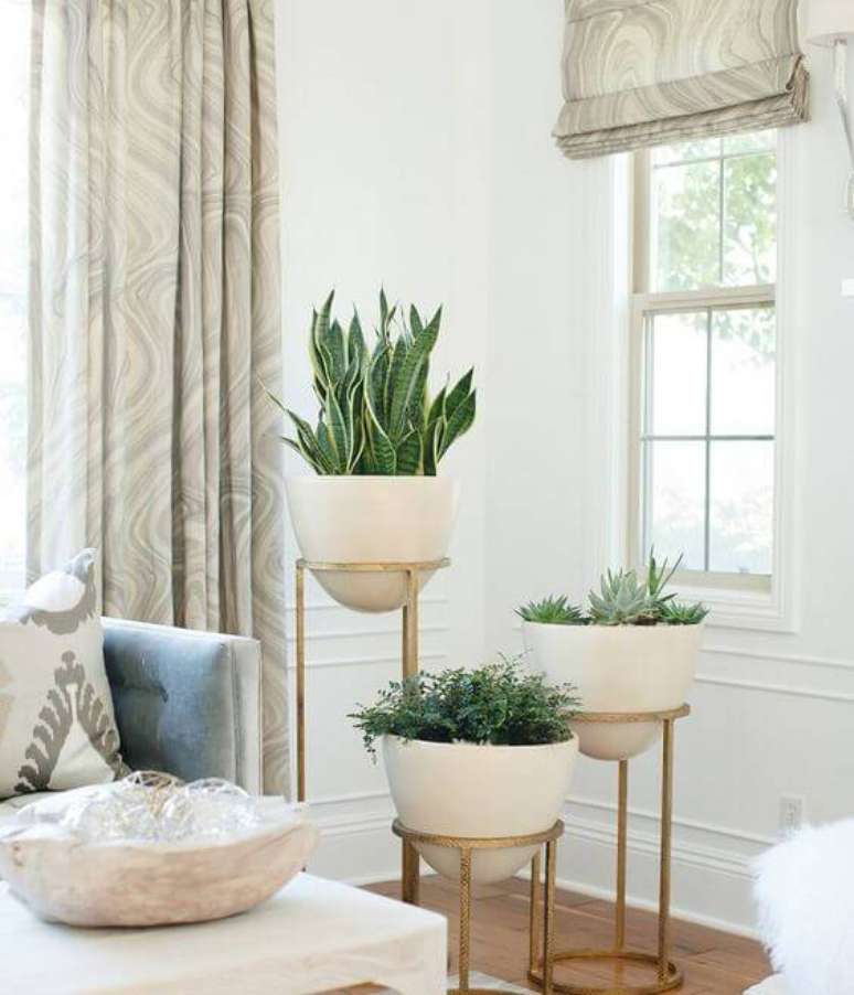 40. Vasos com estrutura de metal ficam elegantes no canto da sala de estar