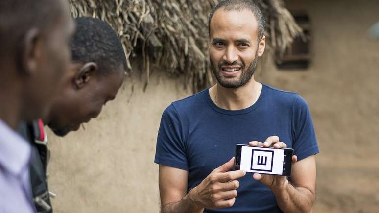 Andrew Bastawrous faz uma demonstração do aplicativo Peek Acuity para sua equipe no Quênia