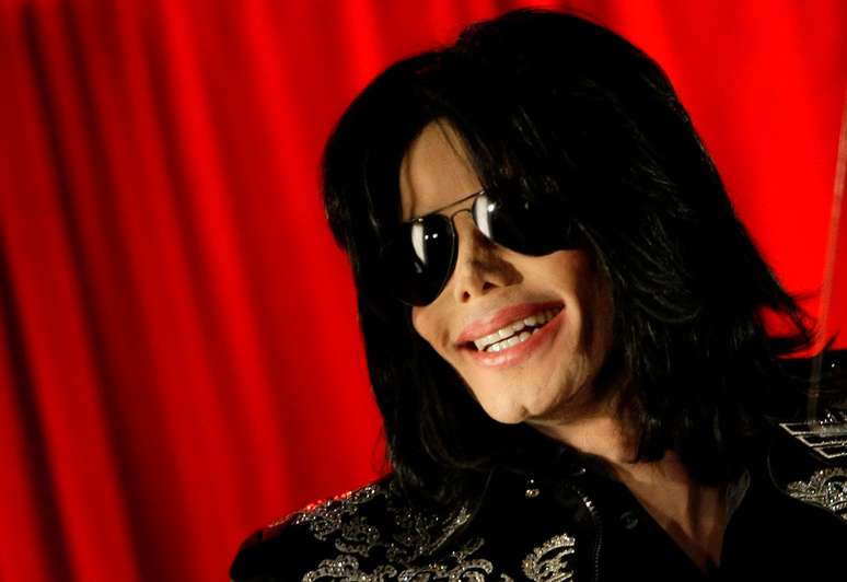 Michael Jackson durante coletiva de imprensa em Londres, na Inglaterra