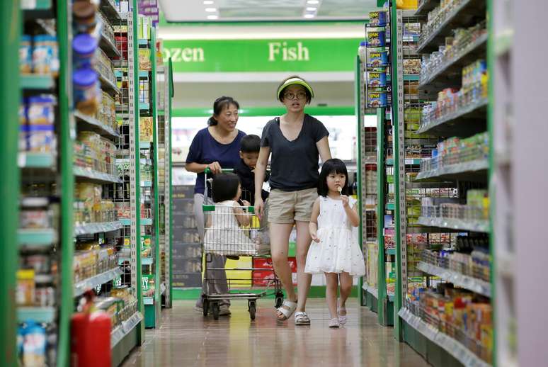 Consumidores fazem compra na China 
03/07/2018
REUTERS/Jason Lee
