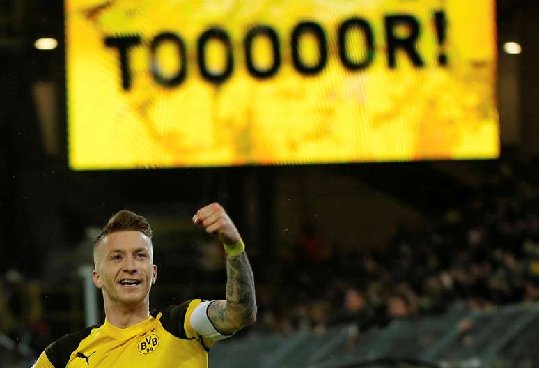 Marco Reus comemora gol marcado contra o Borussia Moenchengladbach
21/12/2018 REUTERS/Leon Kuegeler