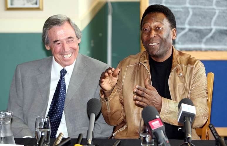 Gordon Banks e Pel&eacute; em Stoke em 2008
12/07/2008 Action Images / Carl Recine 