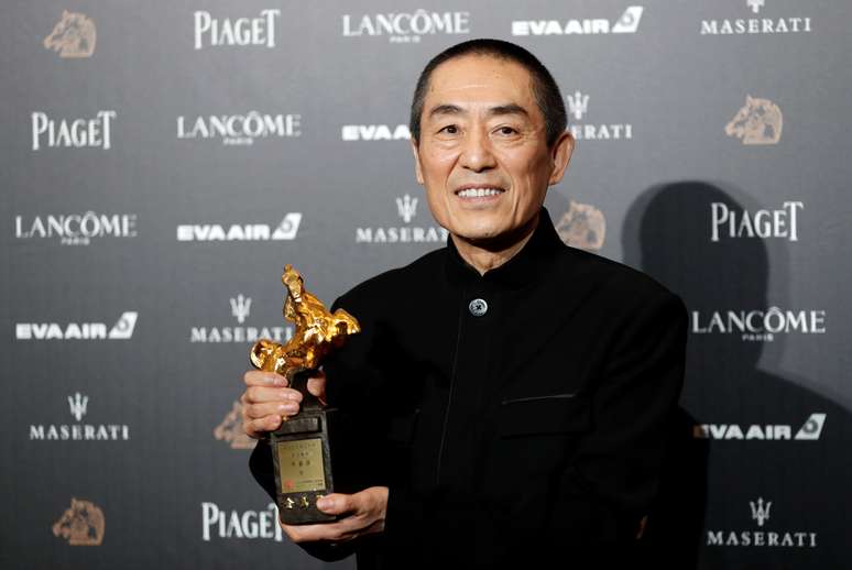 Diretor de cinema Zhang Yimou mostra pr&ecirc;mio de melhor diretor em premia&ccedil;&atilde;o. 17/11/2018. REUTERS/Tyrone Siu 