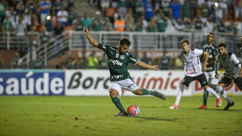 Gustavo Scarpa armou o time e ainda converteu pênalti nesta segunda-feira, no Pacaembu (Richard Callis/Fotoarena)