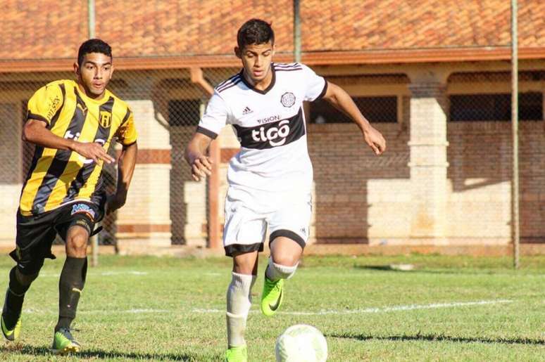 Lateral-esquerdo em ação pelo Olimpia (Foto: Reprodução)