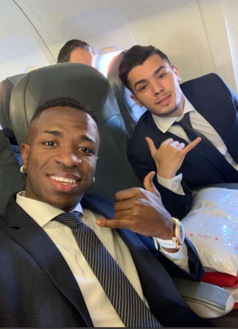Vinicius Junior e Brahim Díaz no avião antes de decolar para Amsterdã (Foto: Reprodução / Instagram)