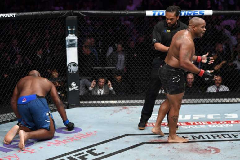 Em sua última luta, Daniel Cormier finalizou Derrick Lewis no segundo round de luta (Foto: Getty Images)