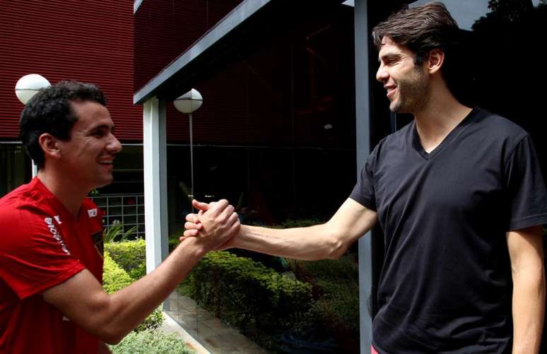 Pablo e Kaká se cumprimentam no CT da Barra Funda (Reprodução/Twiiter)
