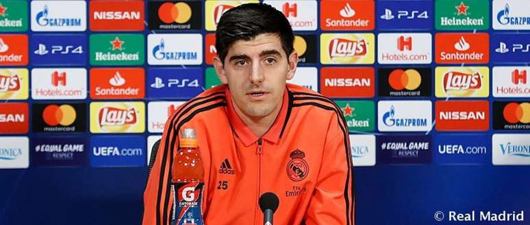 Courtois em coletiva de imprensa nesta terça-feira (Foto: Real Madrid)