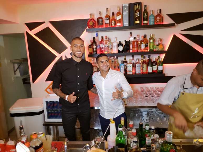 Amigos desde que jogaram juntos no Palmeiras, Rafael Marques e Dudu viraram sócios em bar (William Correia)